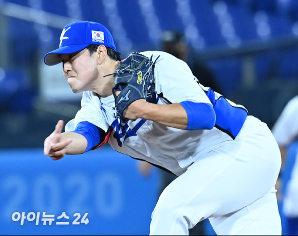 2020 도쿄올림픽 야구 B조 조별리그 대한민국 대 이스라엘 경기가 29일 일본 요코하마 스타디움에서 펼쳐졌다. 한국 최원준이 4회초 마운드에 올라 투구하고 있다.