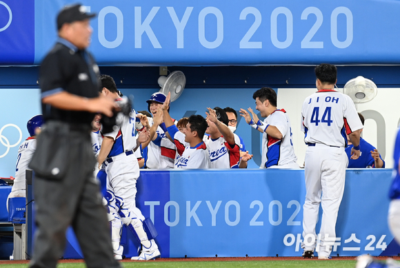 2020 도쿄올림픽 야구 B조 조별리그 대한민국 대 이스라엘 경기가 29일 일본 요코하마 스타디움에서 펼쳐졌다. 한국 오지환이 4회말 2사 1루 동점 2점 홈런을 치고 더그아웃에서 하이파이브를 하고 있다.