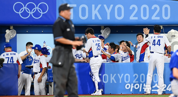 2020 도쿄올림픽 야구 B조 조별리그 대한민국 대 이스라엘 경기가 29일 일본 요코하마 스타디움에서 펼쳐졌다. 한국 오지환이 4회말 2사 1루 동점 2점 홈런을 치고 더그아웃에서 하이파이브를 하고 있다.