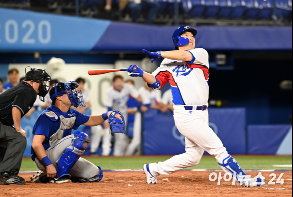2020 도쿄올림픽 야구 B조 조별리그 대한민국 대 이스라엘 경기가 29일 일본 요코하마 스타디움에서 펼쳐졌다. 한국 김현수가 7회말 무사 동점 솔로홈런을 날리고 있다.