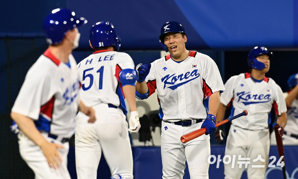 2020 도쿄올림픽 야구 B조 조별리그 대한민국 대 이스라엘 경기가 29일 일본 요코하마 스타디움에서 펼쳐졌다. 한국 김현수가 7회말 무사 솔로홈런을 터뜨린 이정후와 하이파이브를 하고 있다.