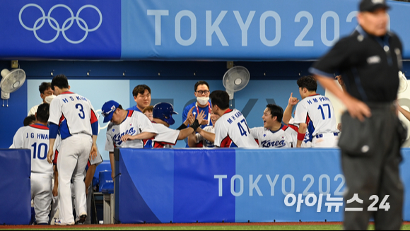 2020 도쿄올림픽 야구 B조 조별리그 대한민국 대 이스라엘 경기가 29일 일본 요코하마 스타디움에서 펼쳐졌다. 한국 오재일이 7회말 2사 2루 오지환의 1타점 2루타 때 득점을 올린 후 하이파이브를 하고 있다.