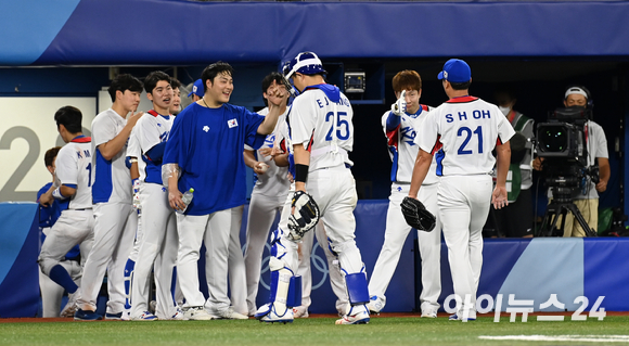 2020 도쿄올림픽 야구 B조 조별리그 대한민국 대 이스라엘 경기가 29일 일본 요코하마 스타디움에서 펼쳐졌다. 한국 야구대표팀이 연장 10회초 승부치기를 무실점으로 막아낸 오승환에게 환호하고 있다.