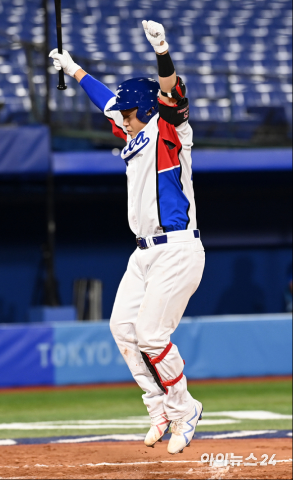 2020 도쿄올림픽 야구 B조 조별리그 대한민국 대 이스라엘 경기가 29일 일본 요코하마 스타디움에서 펼쳐졌다. 한국 양의지가 연장 10회말 2사 만루 상황에서 몸에 맞는 볼로 끝내기 타점을 올리며 6-5로 승리를 거두자 기뻐하고 있다.