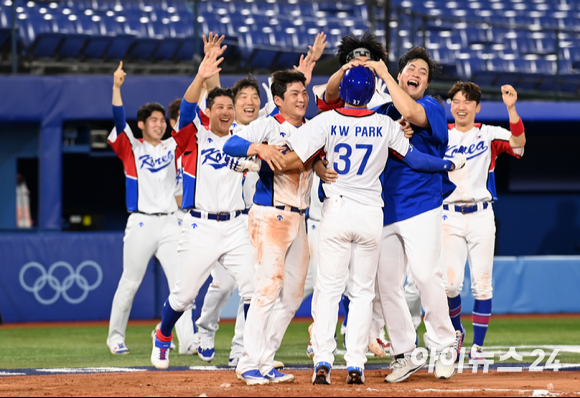2020 도쿄올림픽 야구 B조 조별리그 대한민국 대 이스라엘 경기가 29일 일본 요코하마 스타디움에서 펼쳐졌다. 한국 야구대표팀이 연장 10회말 2사 만루 양의지가 몸에 맞는 볼로 끝내기 타점을 올리며 6-5로 승리를 거두자 기뻐하고 있다.