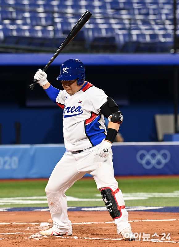 2020 도쿄올림픽 야구 B조 조별리그 대한민국 대 이스라엘 경기가 29일 일본 요코하마 스타디움에서 펼쳐졌다. 한국 양의지가 연장 10회말 2사 만루 상황에서 몸에 맞는 볼로 끝내기 타점을 올리며 6-5로 승리를 거두자 기뻐하고 있다.