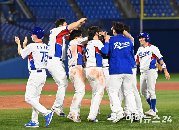 2020 도쿄올림픽 야구 B조 조별리그 대한민국 대 이스라엘 경기가 29일 일본 요코하마 스타디움에서 펼쳐졌다. 한국 야구대표팀이 연장 10회말 2사 만루 양의지가 몸에 맞는 볼로 끝내기 타점을 올리며 6-5로 승리를 거두자 기뻐하고 있다.
