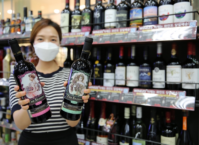 GS25에서 직원이 봄, 여름 라벨이 부착된 '더시즌스비발디' 와인을 소개하고 있다. [사진=GS리테일]