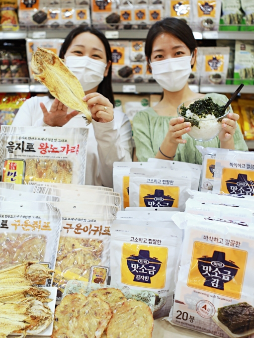 롯데마트 서울역점에서 직원들이 '미원'과 '만선호프'와의 협업 상품을 소개하고 있다. [사진=롯데쇼핑]