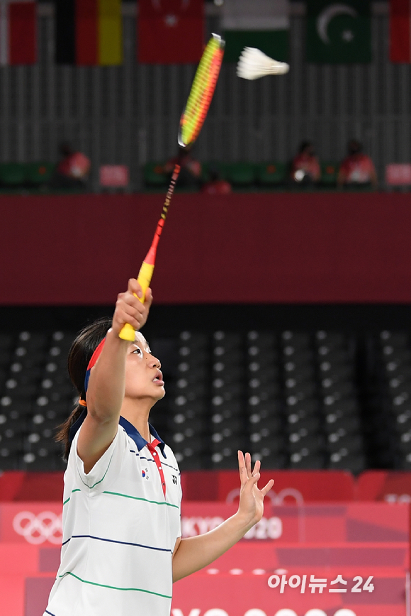 30일 오전 일본 도쿄 무사시노모리 종합 스포츠플라자에서 '2020 도쿄올림픽' 배드민턴 여자 단식 8강전 경기가 열렸다. 안세영이 중국 천위페이와 경기하고 있다.