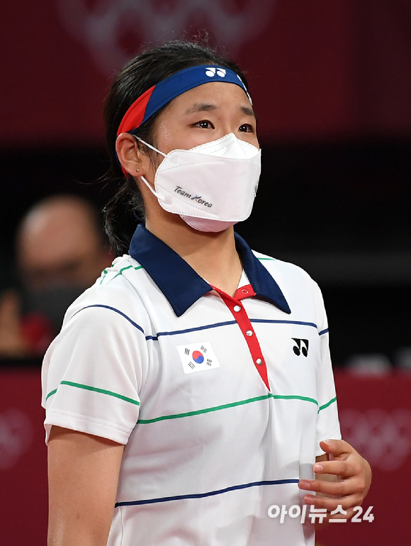 30일 오전 일본 도쿄 무사시노모리 종합 스포츠플라자에서 '2020 도쿄올림픽' 배드민턴 여자 단식 8강전 경기가 열렸다. 안세영이 중국 천위페이와의 경기에서 0-2(18-21 19-21)로 패배한 후 아쉬워하며 눈물을 흘리고 있다.