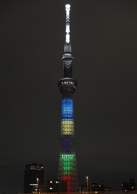 지난해 일본 도쿄의 스카이트리 타워에 도쿄 올림픽 개최를 앞두고 올림픽의 상징인 다섯 가지 색상의 조명이 비치고 있다. [사진=뉴시스]