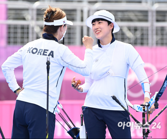 한국 양궁 안산이 30일 일본 도쿄 유메노시마공원 양궁장에서 열린 2020 도쿄올림픽 양궁 여자 개인전 8강에서 인도의 디피카 쿠마리를 누르고 준결승에 진출했다. 경기 중 미소 짓는 안산.