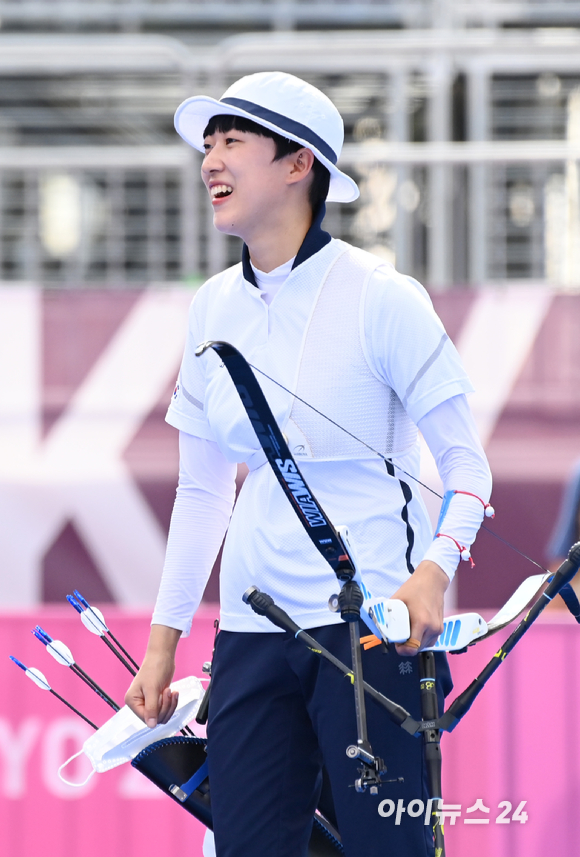 한국 양궁 안산이 30일 일본 도쿄 유메노시마공원 양궁장에서 열린 2020 도쿄올림픽 양궁 여자 개인전 8강에서 인도의 디피카 쿠마리를 누르고 준결승에 진출했다.  경기 중 미소 짓는 안산.