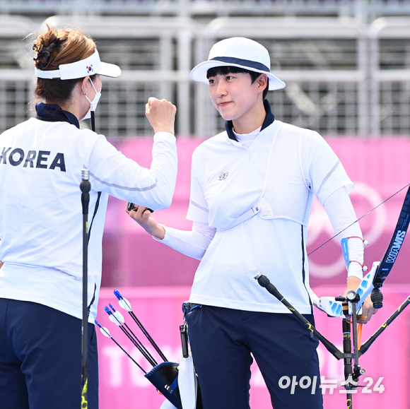 한국 양궁 안산이 30일 일본 도쿄 유메노시마공원 양궁장에서 열린 2020 도쿄올림픽 양궁 여자 개인전 8강에서 인도의 디피카 쿠마리를 누르고 준결승에 진출했다. 경기 중 파이팅을 외치는 안산.