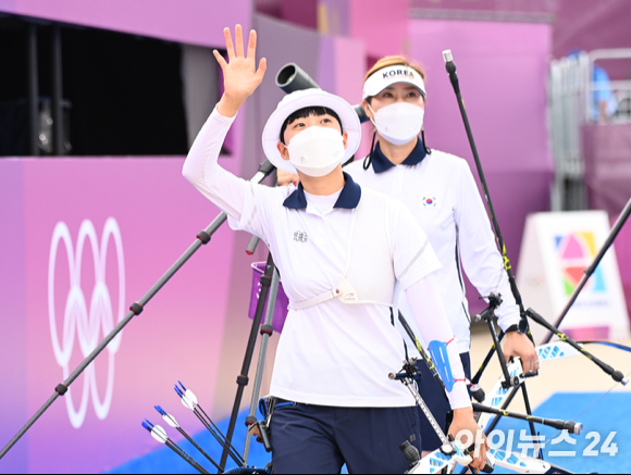 한국 양궁 안산이 30일 일본 도쿄 유메노시마공원 양궁장에서 열린 2020 도쿄올림픽 양궁 여자 개인전 준결승에서 미국의 M.브라운을 제압하고 결승에 진출했다. 안산이 경기 종료 후 응원한 한국 선수단에게 손을 흔들고 있다.