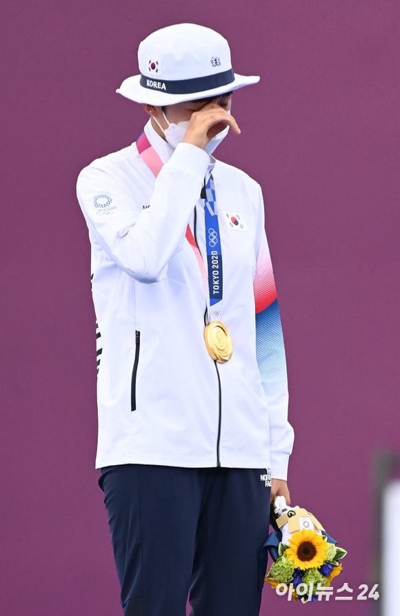한국 양궁 안산이 30일 일본 도쿄 유메노시마공원 양궁장에서 열린 2020 도쿄올림픽 양궁 여자 개인전 결승에서 ROC(러시아올림픽위원회)의 옐레나 오시포바를 누르고 금메달을 차지했다. 안산이 시상식 중 기쁨의 눈물을 흘리고 있다.