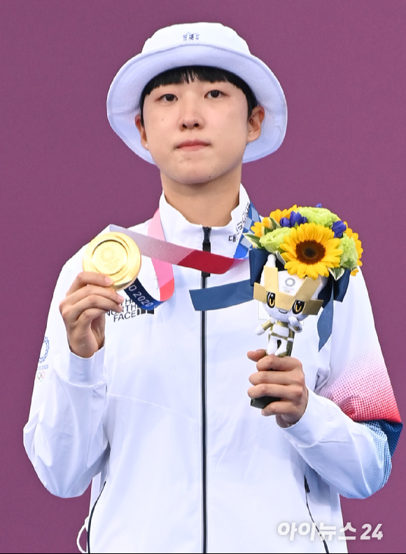 한국 양궁 안산이 30일 일본 도쿄 유메노시마공원 양궁장에서 열린 2020 도쿄올림픽 양궁 여자 개인전 결승에서 ROC(러시아올림픽위원회)의 옐레나 오시포바를 누르고 금메달을 차지했다. 안산이 시상식 중 금메달을 보이며 기념촬영을 하고 있다.