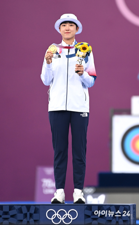 한국 양궁 안산이 30일 일본 도쿄 유메노시마공원 양궁장에서 열린 2020 도쿄올림픽 양궁 여자 개인전 결승에서 ROC(러시아올림픽위원회)의 옐레나 오시포바를 누르고 금메달을 차지했다. 안산이 시상식 중 금메달을 보이며 기념촬영을 하고 있다.