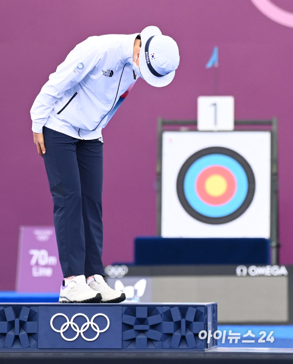 한국 양궁 안산이 30일 일본 도쿄 유메노시마공원 양궁장에서 열린 2020 도쿄올림픽 양궁 여자 개인전 결승에서 ROC(러시아올림픽위원회)의 옐레나 오시포바를 누르고 금메달을 차지했다. 안산이 시상식을 갖고 있다.