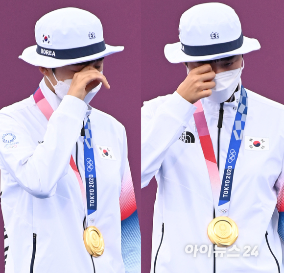 한국 양궁 안산이 30일 일본 도쿄 유메노시마공원 양궁장에서 열린 2020 도쿄올림픽 양궁 여자 개인전 결승에서 ROC(러시아올림픽위원회)의 옐레나 오시포바를 누르고 금메달을 차지했다. 시상식에서 애국가가 흘러나오자 눈물 보이는 안산의 모습.