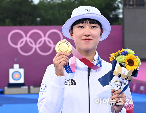 한국 양궁 안산이 30일 일본 도쿄 유메노시마공원 양궁장에서 열린 2020 도쿄올림픽 양궁 여자 개인전 결승에서 ROC(러시아올림픽위원회)의 옐레나 오시포바를 누르고 금메달을 차지했다. 안산이 금메달을 들고 포토타임을 갖고 있다.
