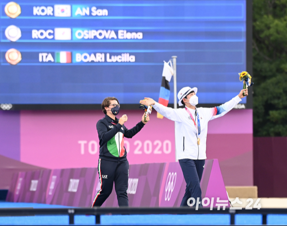 한국 양궁 안산이 30일 일본 도쿄 유메노시마공원 양궁장에서 열린 2020 도쿄올림픽 양궁 여자 개인전 결승에서 ROC(러시아올림픽위원회)의 옐레나 오시포바를 누르고 금메달을 차지했다. 안산이 시상식을 갖고 있다.