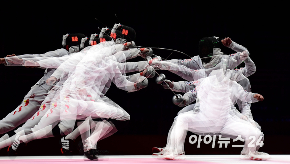 2020 도쿄올림픽 남자 펜싱 에페 단체 동메달 결정전이 30일 지바 마쿠하리메세홀B에서 열렸다. 대한민국 송재호가 찌르기 공격을 성공시키고 있다. 중국을 꺾은 남자 에페팀 (박상영, 권영준, 송재호 ,마세건)은 동메달을 차지했다.