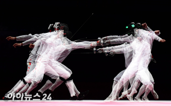 2020 도쿄올림픽 남자 펜싱 에페 단체 동메달 결정전이 30일 지바 마쿠하리메세홀B에서 열렸다. 대한민국 송재호가 찌르기 공격을 성공시키고 있다. 중국을 꺾은 남자 에페팀 (박상영, 권영준, 송재호 ,마세건)은 동메달을 차지했다.