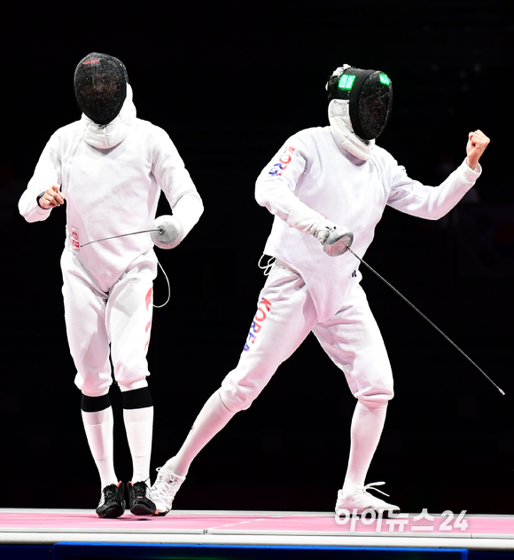 2020 도쿄올림픽 남자 펜싱 에페 단체 동메달 결정전이 30일 지바 마쿠하리메세홀B에서 열렸다. 대한민국 권영준이 찌르기 공격을 성공시키고 있다. 중국을 꺾은 남자 에페팀 (박상영, 권영준, 송재호 ,마세건)은 동메달을 차지했다.