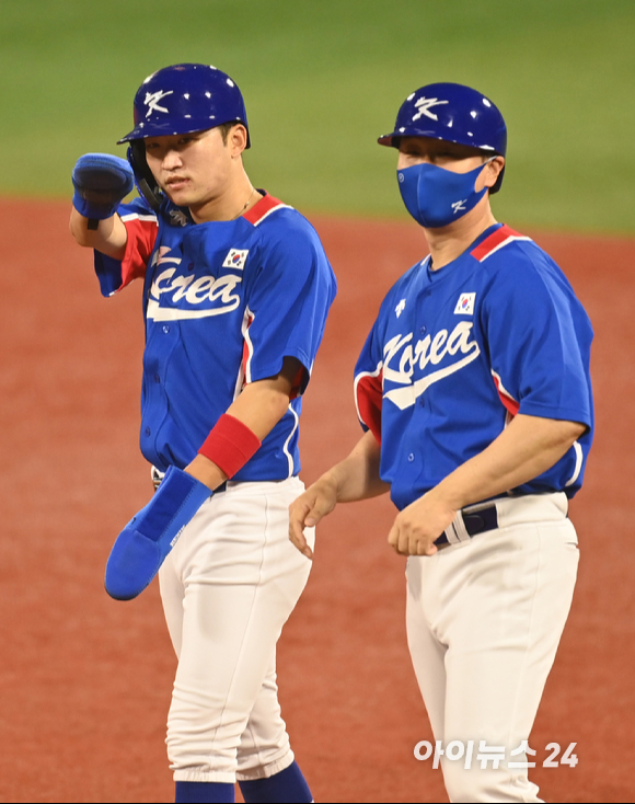 2020 도쿄올림픽 야구 B조 조별리그 대한민국 대 미국의 경기가 31일 일본 요코하마 스타디움에서 펼쳐졌다. 한국 이정후가 1회초 무사 1루 내야안타를 치고 기뻐하고 있다.