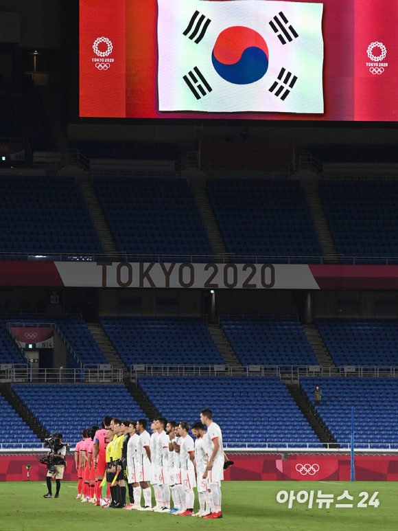 한국 올림픽 축구대표팀이 31일 오후 일본 요코하마 국제 종합경기장에서 진행된 '2020 도쿄올림픽' 남자축구 8강전 대한민국과 멕시코의 경기에서 국민의례를 하고 있다.