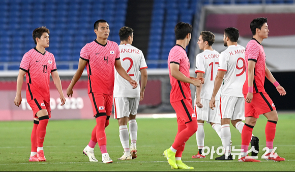 한국 올림픽 축구대표팀이 31일 오후 일본 요코하마 국제 종합경기장에서 진행된 '2020 도쿄올림픽' 남자축구 8강전 대한민국과 멕시코의 경기에서 진영을 바꾸고 있다.