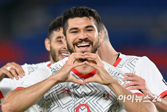 멕시코 마틴이 31일 오후 일본 요코하마 국제 종합경기장에서 진행된 '2020 도쿄올림픽' 남자축구 8강전 대한민국과 멕시코의 경기에서 선제골을 넣은 후 기뻐하고 있다.