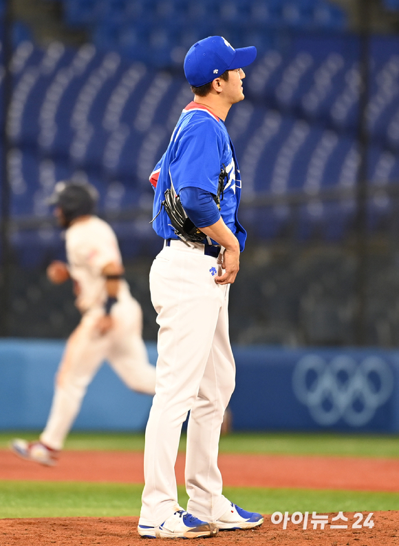 2020 도쿄올림픽 야구 B조 조별리그 대한민국 대 미국의 경기가 31일 일본 요코하마 스타디움에서 펼쳐졌다. 4회말 1사 1루 미국 카사스에게 2점포를 허용한 한국 선발 고영표가 아쉬운 표정을 짓고 있다.
