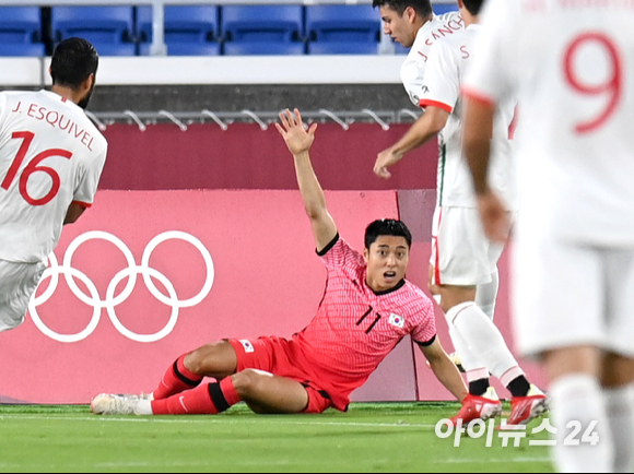 한국 이동준이 31일 오후 일본 요코하마 국제 종합경기장에서 진행된 '2020 도쿄올림픽' 남자축구 8강전 대한민국과 멕시코의 경기에서 반칙을 당한 후 항의하고 있다.