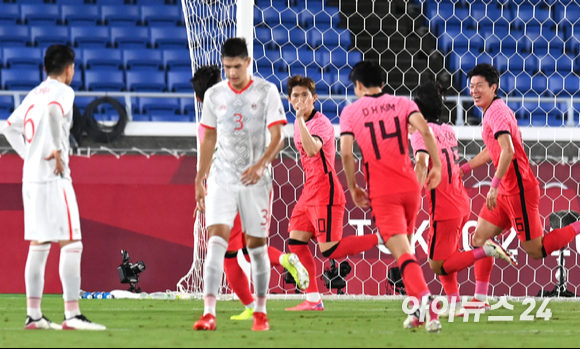 한국 이동경이 31일 오후 일본 요코하마 국제 종합경기장에서 진행된 '2020 도쿄올림픽' 남자축구 8강전 대한민국과 멕시코의 경기에서 동점골을 넣은 후 기뻐하고 있다.