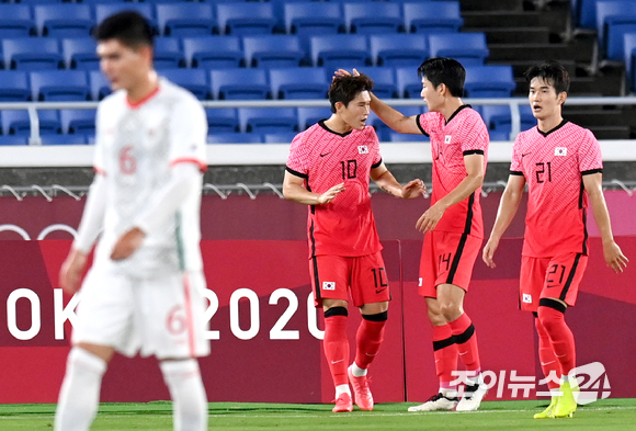 한국 이동경이 31일 오후 일본 요코하마 국제 종합경기장에서 진행된 '2020 도쿄올림픽' 남자축구 8강전 대한민국과 멕시코의 경기에서 동점골을 넣은 후 기뻐하고 있다.