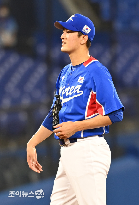 2020 도쿄올림픽 야구 B조 조별리그 대한민국 대 미국의 경기가 31일 일본 요코하마 스타디움에서 펼쳐졌다. 5회말 한국 선발 고영표가 미국 앨런에게 솔로포를 허용하고 아쉬워하고 있다.