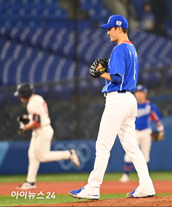2020 도쿄올림픽 야구 B조 조별리그 대한민국 대 미국의 경기가 31일 일본 요코하마 스타디움에서 펼쳐졌다. 5회말 한국 선발 고영표가 미국 앨런에게 솔로포를 허용하고 아쉬워하고 있다.