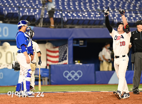 2020 도쿄올림픽 야구 B조 조별리그 대한민국 대 미국의 경기가 31일 일본 요코하마 스타디움에서 펼쳐졌다. 5회말 미국 앨런이 한국 고영표를 상대로 솔로포를 치고 기뻐하고 있다.