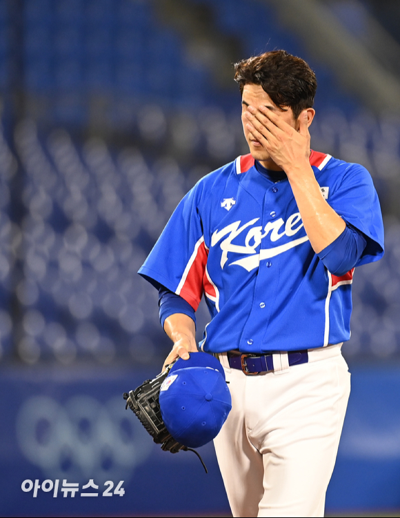 2020 도쿄올림픽 야구 B조 조별리그 대한민국 대 미국의 경기가 31일 일본 요코하마 스타디움에서 펼쳐졌다. 5회말 한국 선발 고영표가 마운드에서 내려오고 있다.
