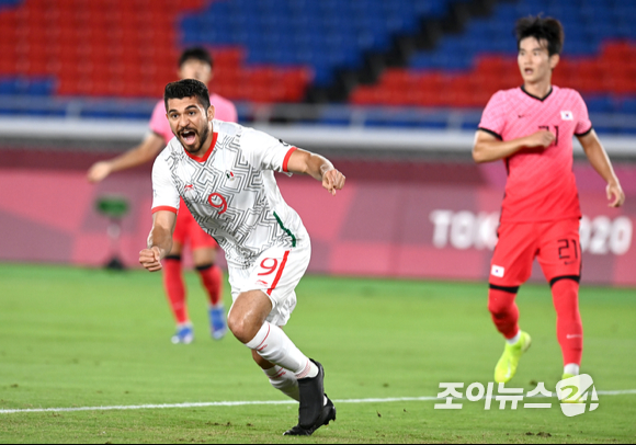 멕시코 마틴이 31일 오후 일본 요코하마 국제 종합경기장에서 진행된 '2020 도쿄올림픽' 남자축구 8강전 대한민국과 멕시코의 경기에서 선제골을 넣은 후 기뻐하고 있다.