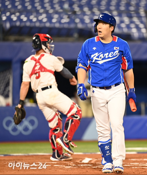 2020 도쿄올림픽 야구 B조 조별리그 대한민국 대 미국의 경기가 31일 일본 요코하마 스타디움에서 펼쳐졌다. 6회초 1사 한국 김현수가 삼진을 당하고 답답해하고 있다.