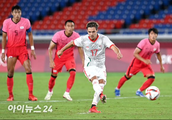 멕시코 코르도바가 31일 오후 일본 요코하마 국제 종합경기장에서 진행된 '2020 도쿄올림픽' 남자축구 8강전 대한민국과 멕시코의 경기에서 추가골을 넣은 후 기뻐하고 있다.