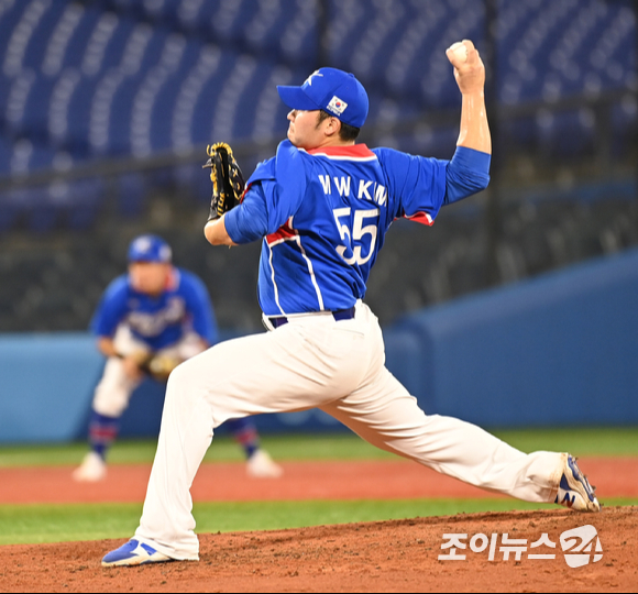 2020 도쿄올림픽 야구 B조 조별리그 대한민국 대 미국의 경기가 31일 일본 요코하마 스타디움에서 펼쳐졌다. 한국 김민우가 6회 등판해 역투하고 있다.
