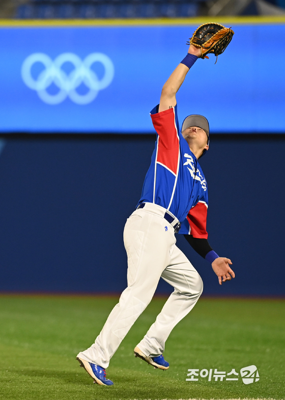 2020 도쿄올림픽 야구 B조 조별리그 대한민국 대 미국의 경기가 31일 일본 요코하마 스타디움에서 펼쳐졌다. 6회말 1사 오재일이 미국 타자의 뜬공 잡아내고 있다.