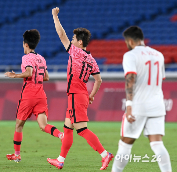 한국 이동경이 31일 오후 일본 요코하마 국제 종합경기장에서 진행된 '2020 도쿄올림픽' 남자축구 8강전 대한민국과 멕시코의 경기에서 골을 넣고 있다.