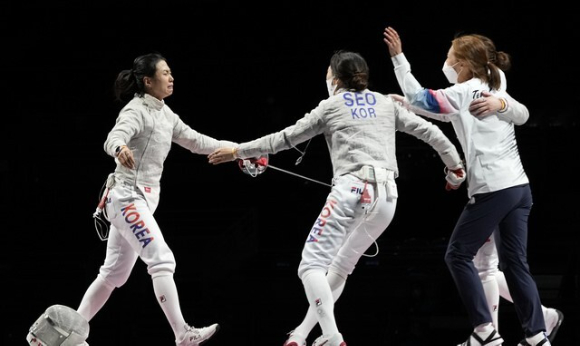 한국 펜싱 여자 사브르 대표팀이 31일 열린 도쿄올림픽 여자 사브르 단체전 동메달 결정전에서 이탈리아를 꺾고 값진 동메달을 목에 걸었다. [사진=뉴시스]