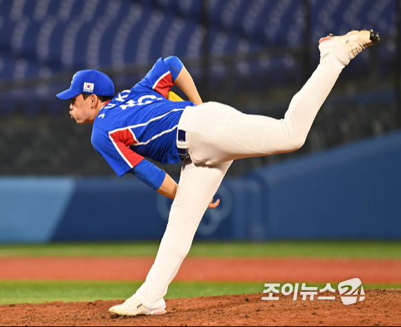 2020 도쿄올림픽 야구 B조 조별리그 대한민국 대 미국의 경기가 31일 일본 요코하마 스타디움에서 펼쳐졌다. 7회말 한국 김진욱이 힘차게 역투하고 있다.